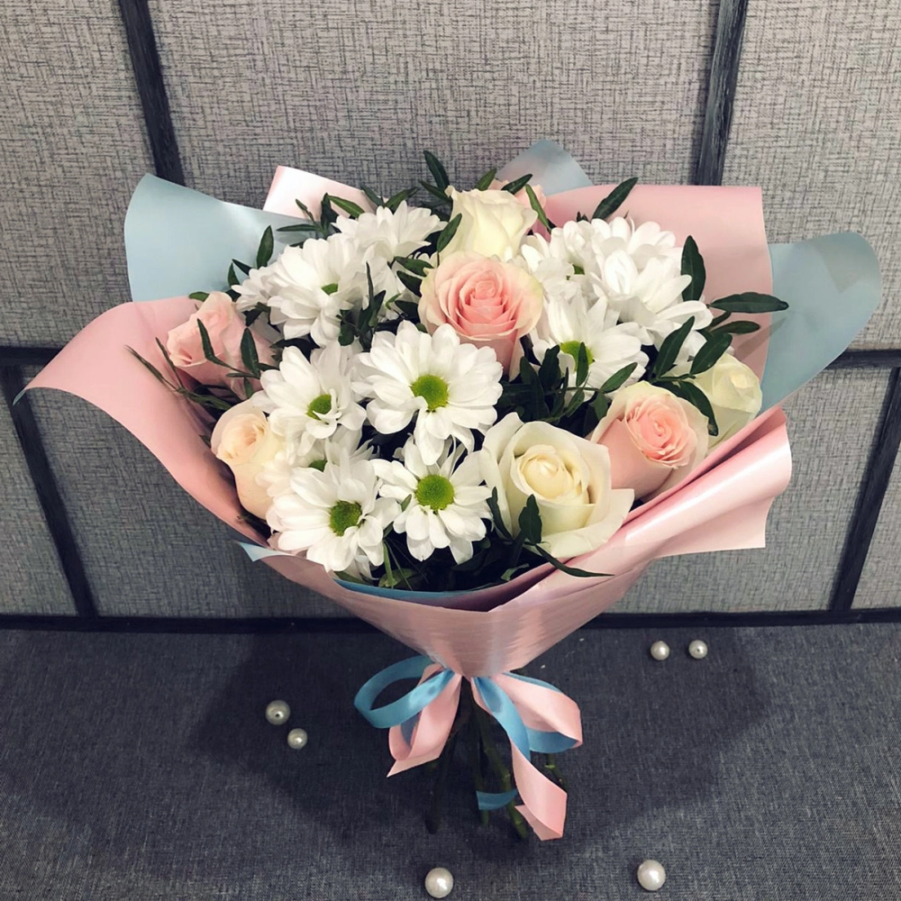 Букет из свежих роз и белых хризантем – гармония нежности и чистоты Барыш Ульяновская область Букет из свежих роз и белых хризантем – гармония нежности и чистоты Барыш Ульяновская область