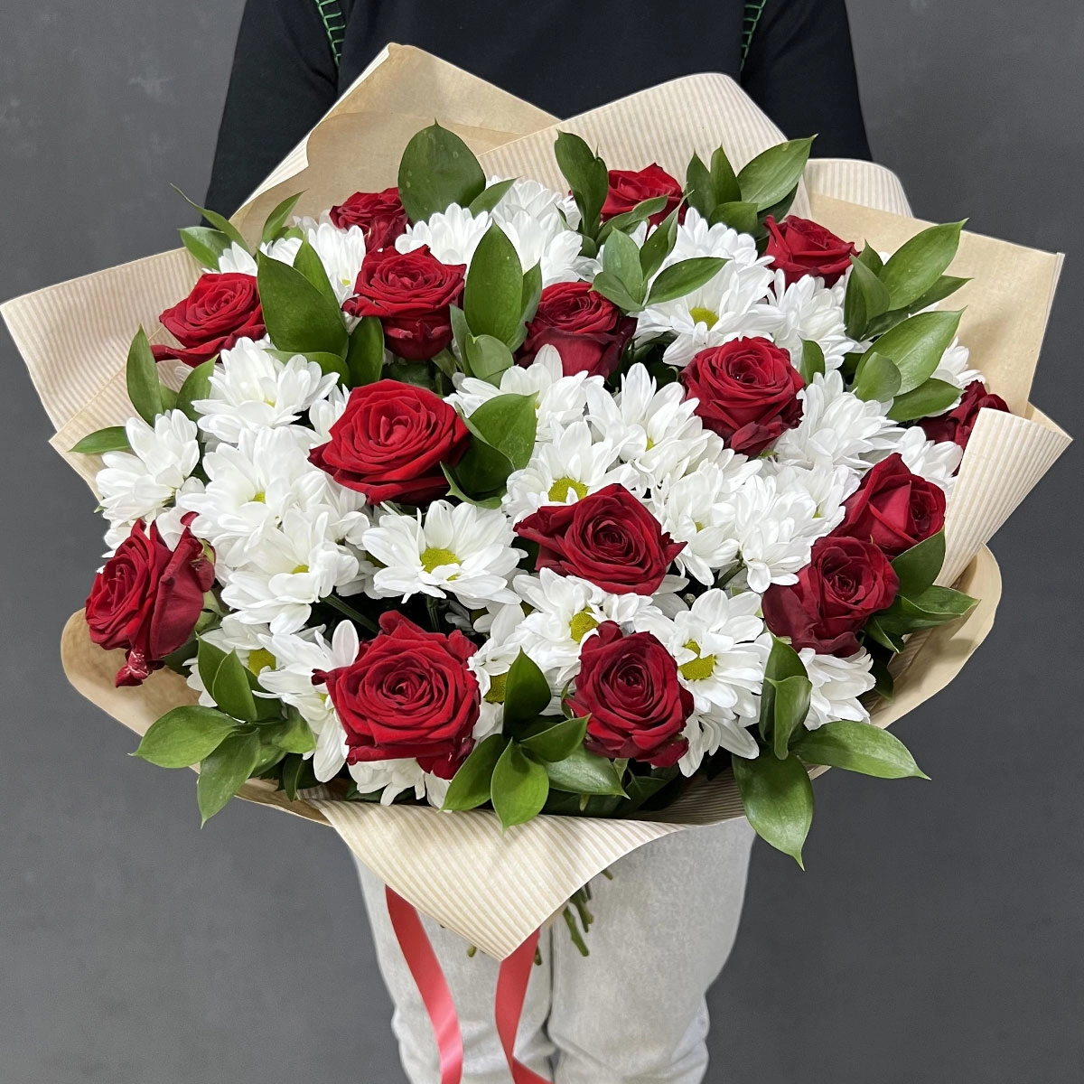 Букет «Романтика» — гармония красных роз и белоснежных хризантем Барыш Ульяновская область Букет «Романтика» — гармония красных роз и белоснежных хризантем Барыш Ульяновская область