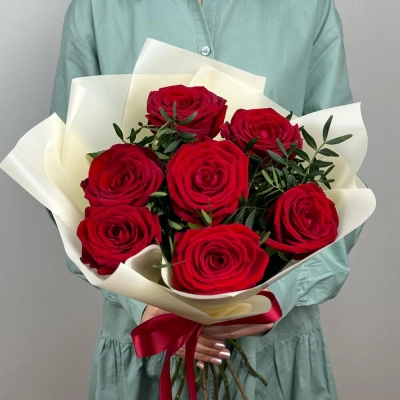 Букет «Гранатовый» из красных роз в роскошной упаковке Барыш Ульяновская область Букет «Гранатовый» из красных роз в роскошной упаковке Барыш Ульяновская область