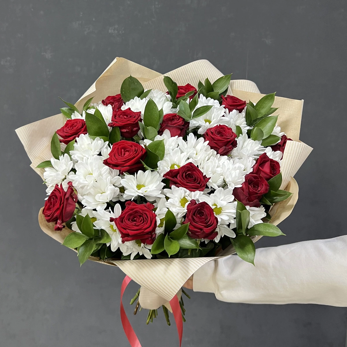 Букет «Романтика» — гармония красных роз и белоснежных хризантем Барыш Ульяновская область Букет «Романтика» — гармония красных роз и белоснежных хризантем Барыш Ульяновская область