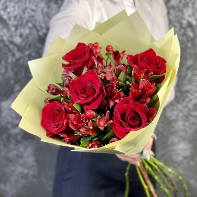 Букет «Бордо» – сочетание красных эквадорских роз и благородных альстромерий Барыш Ульяновская область Букет «Бордо» – сочетание красных эквадорских роз и благородных альстромерий Барыш Ульяновская область