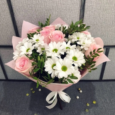 Букет из розовых роз и белых хризантем – элегантность в каждой детали Барыш Ульяновская область Букет из розовых роз и белых хризантем – элегантность в каждой детали Барыш Ульяновская область