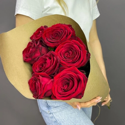 Букет из 7 красных роз в крафте – страсть в стильной упаковке Барыш Ульяновская область Букет из 7 красных роз в крафте – страсть в стильной упаковке Барыш Ульяновская область