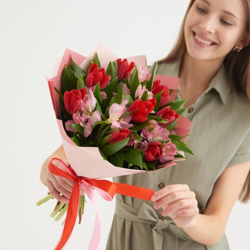 Букет «Первый поцелуй» красных тюльпанов и розовых альстромерий Барыш Ульяновская область Букет «Первый поцелуй» красных тюльпанов и розовых альстромерий Барыш Ульяновская область