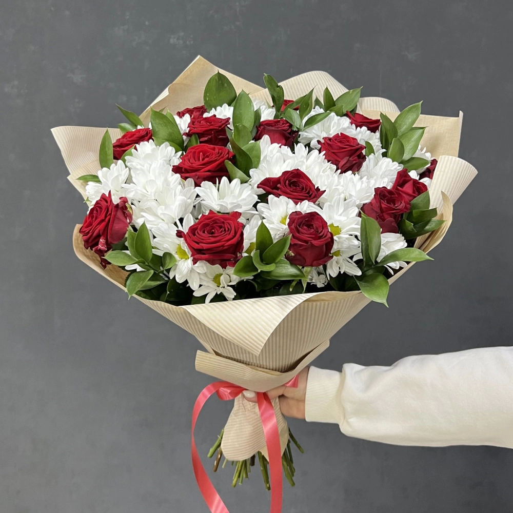 Букет «Романтика» — гармония красных роз и белоснежных хризантем Барыш Ульяновская область Букет «Романтика» — гармония красных роз и белоснежных хризантем Барыш Ульяновская область