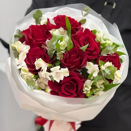 Букет «Любимой» – 7 эквадорских роз и белых альстромерий Барыш Ульяновская область Букет «Любимой» – 7 эквадорских роз и белых альстромерий Барыш Ульяновская область