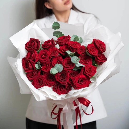 Роскошный букет из 25 красных роз с эвкалиптом – королевский подарок  Барыш Ульяновская область Роскошный букет из 25 красных роз с эвкалиптом – королевский подарок  Барыш Ульяновская область