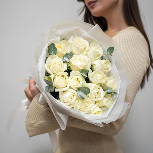 Букет из 15 белых роз с эвкалиптом – чистота и изысканность Барыш Ульяновская область Букет из 15 белых роз с эвкалиптом – чистота и изысканность Барыш Ульяновская область