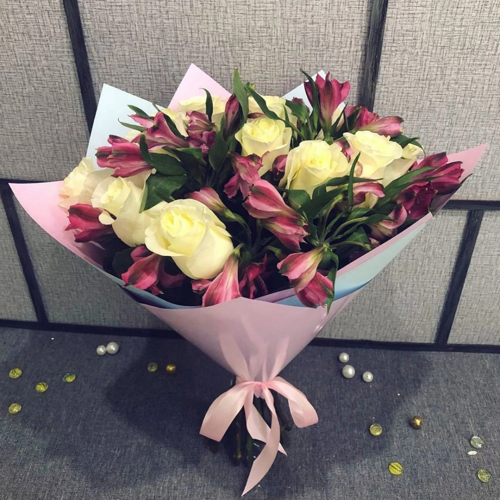 Нежный букет из белых роз и розовых альстромерий – гармония чистоты и нежности Барыш Ульяновская область Нежный букет из белых роз и розовых альстромерий – гармония чистоты и нежности Барыш Ульяновская область