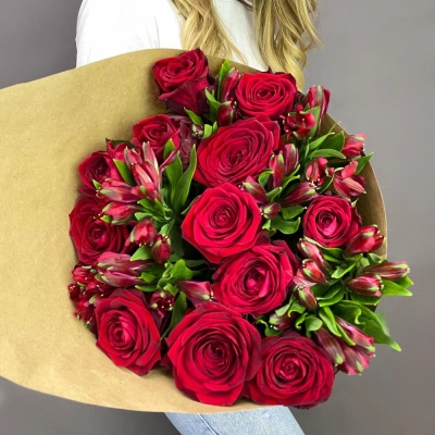 Букет «Стрелиция» – гармония из красных роз и белых альстромерий  Барыш Ульяновская область Букет «Стрелиция» – гармония из красных роз и белых альстромерий  Барыш Ульяновская область