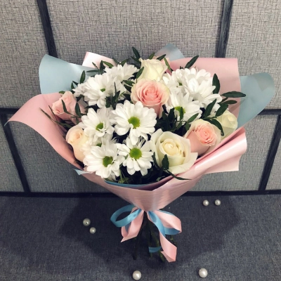 Букет из свежих роз и белых хризантем – гармония нежности и чистоты Барыш Ульяновская область Букет из свежих роз и белых хризантем – гармония нежности и чистоты Барыш Ульяновская область