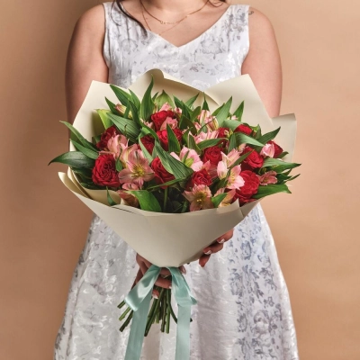 Букет «Нежность слов» — гармония красных роз и нежных альстромерий Барыш Ульяновская область Букет «Нежность слов» — гармония красных роз и нежных альстромерий Барыш Ульяновская область