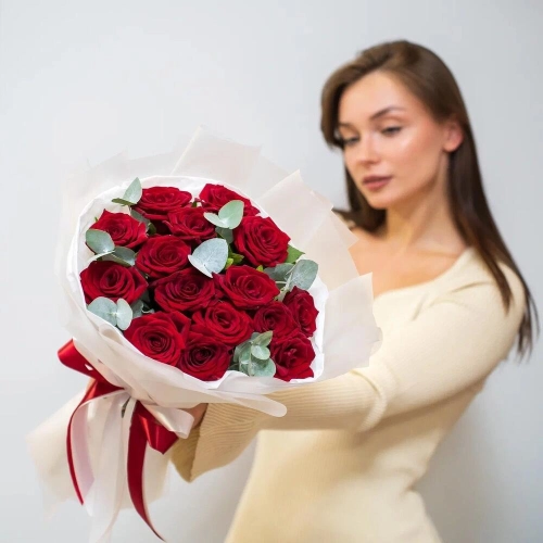 Элегантный букет из 15 красных роз с эвкалиптом – символ страсти и нежности Барыш Ульяновская область Элегантный букет из 15 красных роз с эвкалиптом – символ страсти и нежности Барыш Ульяновская область