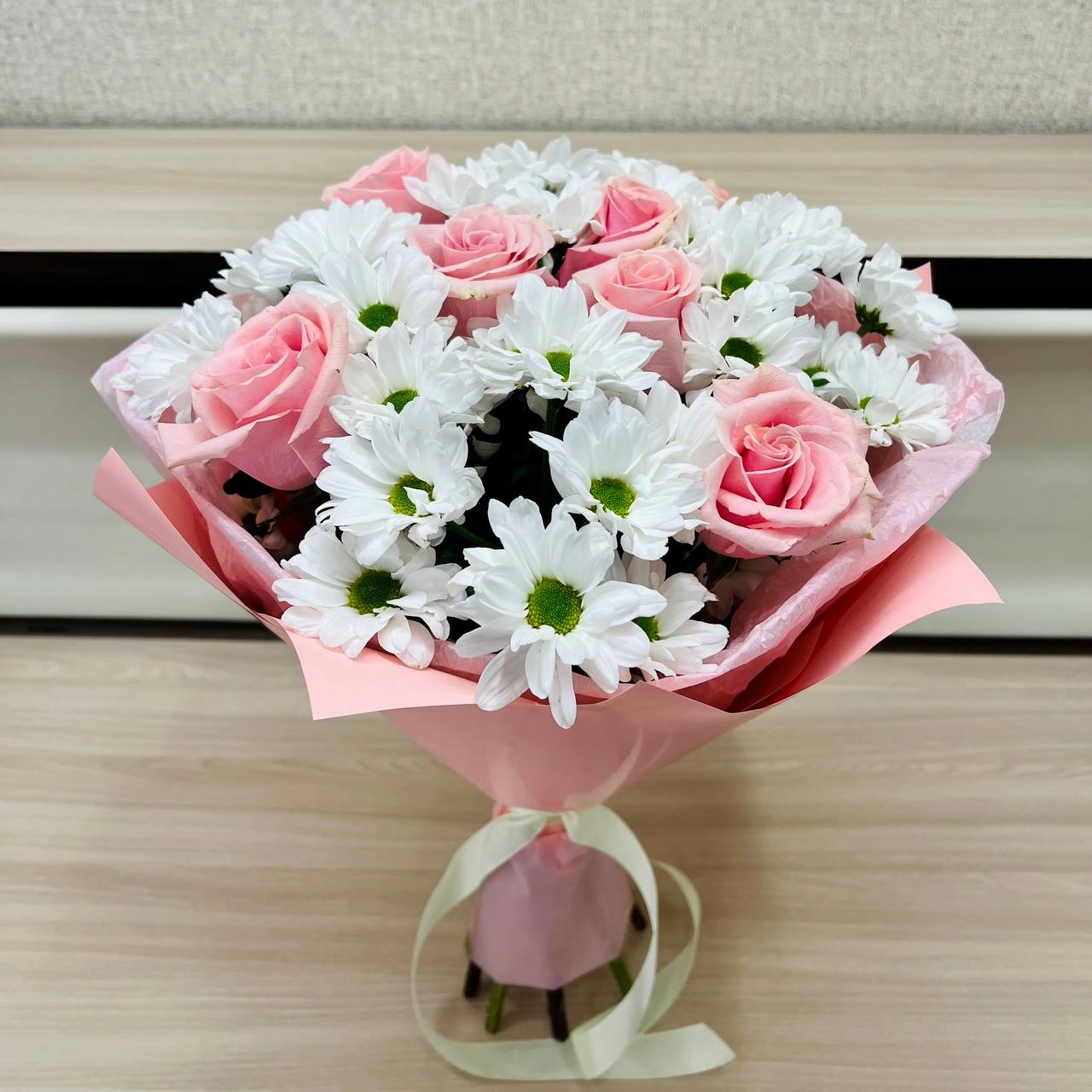 Букет «Ягодное Рафаэлло» – нежность розовых роз и белых хризантем Барыш Ульяновская область Букет «Ягодное Рафаэлло» – нежность розовых роз и белых хризантем Барыш Ульяновская область