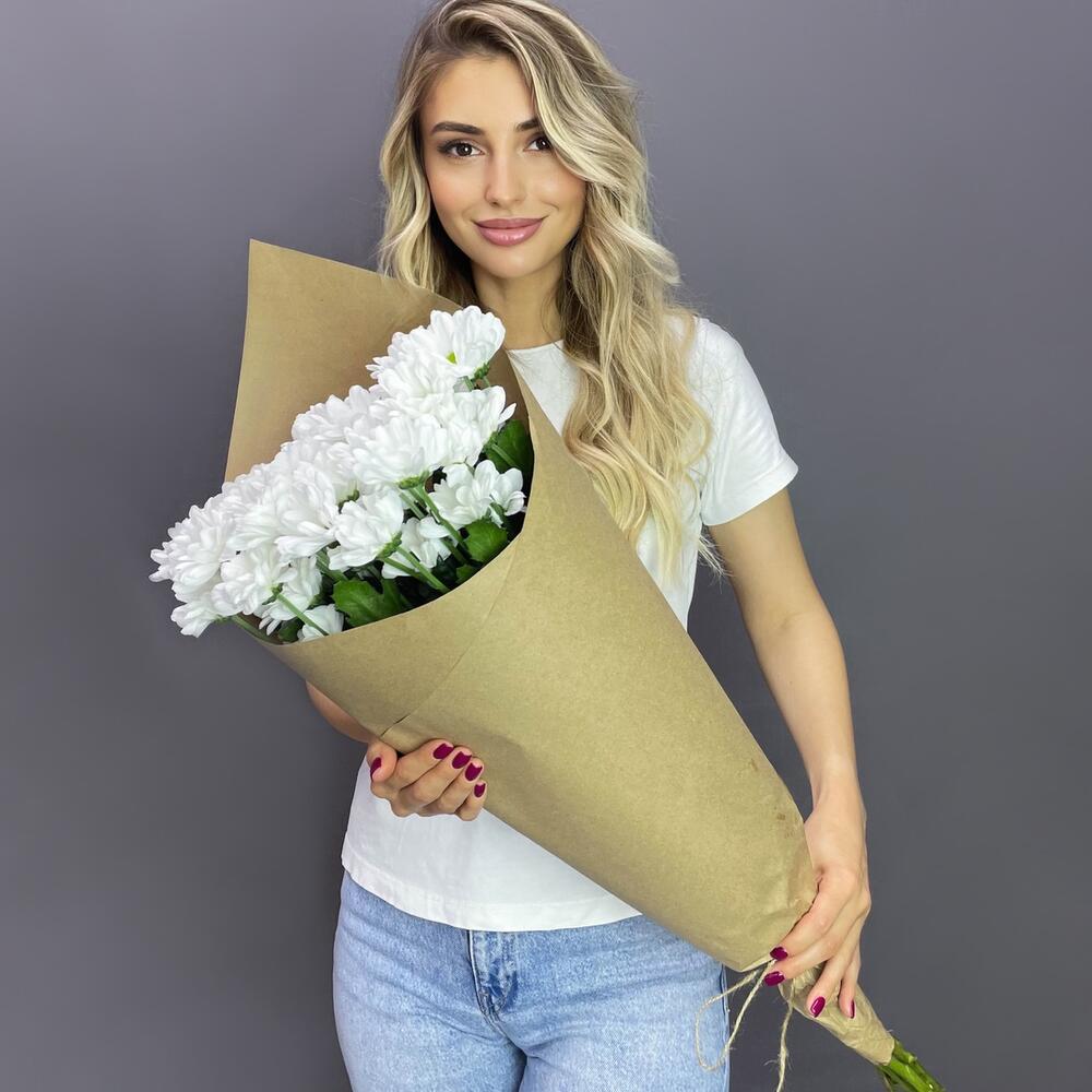 Букет из 5 белых хризантем в крафте – лаконичная элегантность Барыш Ульяновская область