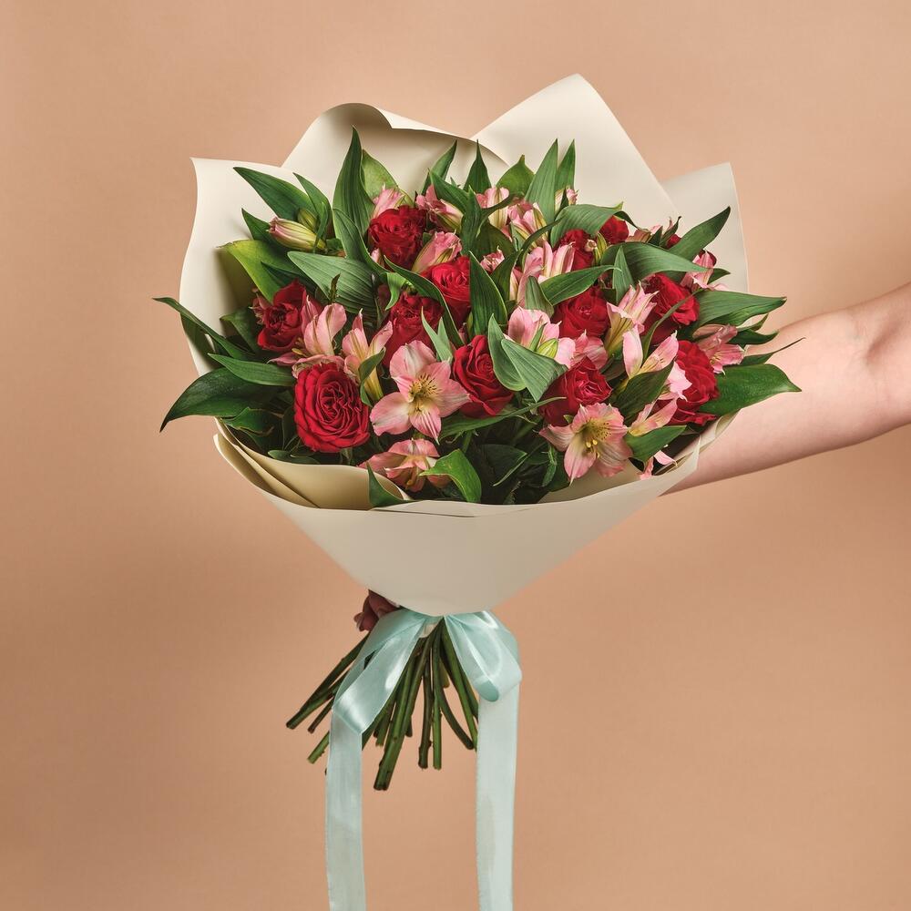 Букет «Нежность слов» — гармония красных роз и нежных альстромерий Барыш Ульяновская область