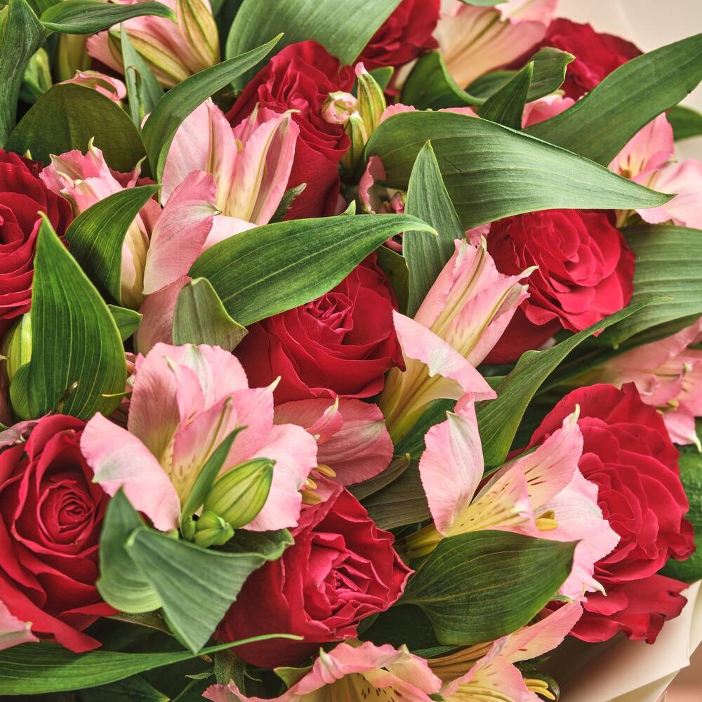 Букет «Нежность слов» — гармония красных роз и нежных альстромерий Барыш Ульяновская область