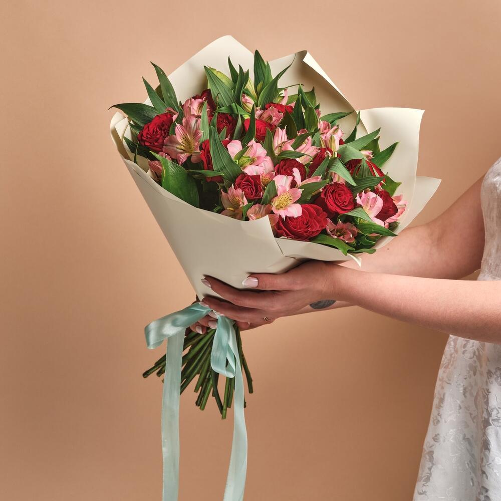 Букет «Нежность слов» — гармония красных роз и нежных альстромерий Барыш Ульяновская область
