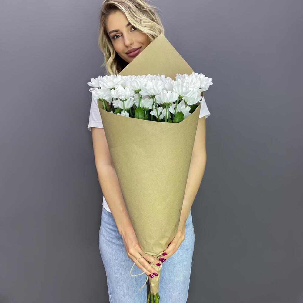 Букет из 5 белых хризантем в крафте – лаконичная элегантность Барыш Ульяновская область