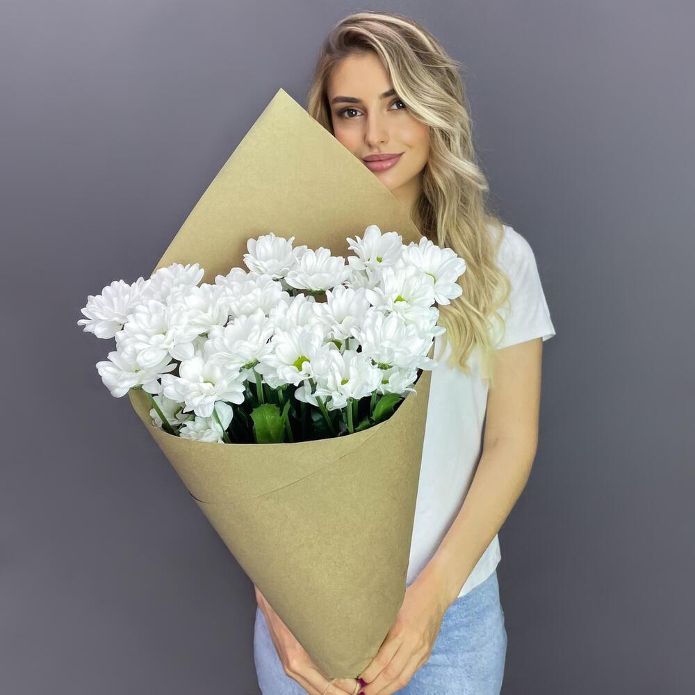 Букет из 5 белых хризантем в крафте – лаконичная элегантность Барыш Ульяновская область