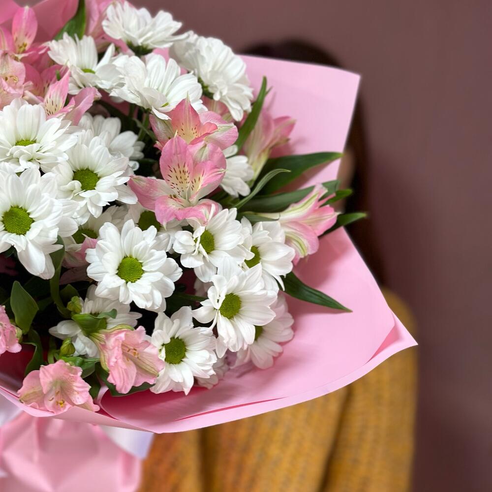 Букет «Поцелуй бабочки» нежность белых хризантем и розовых альстромерий Барыш Ульяновская область