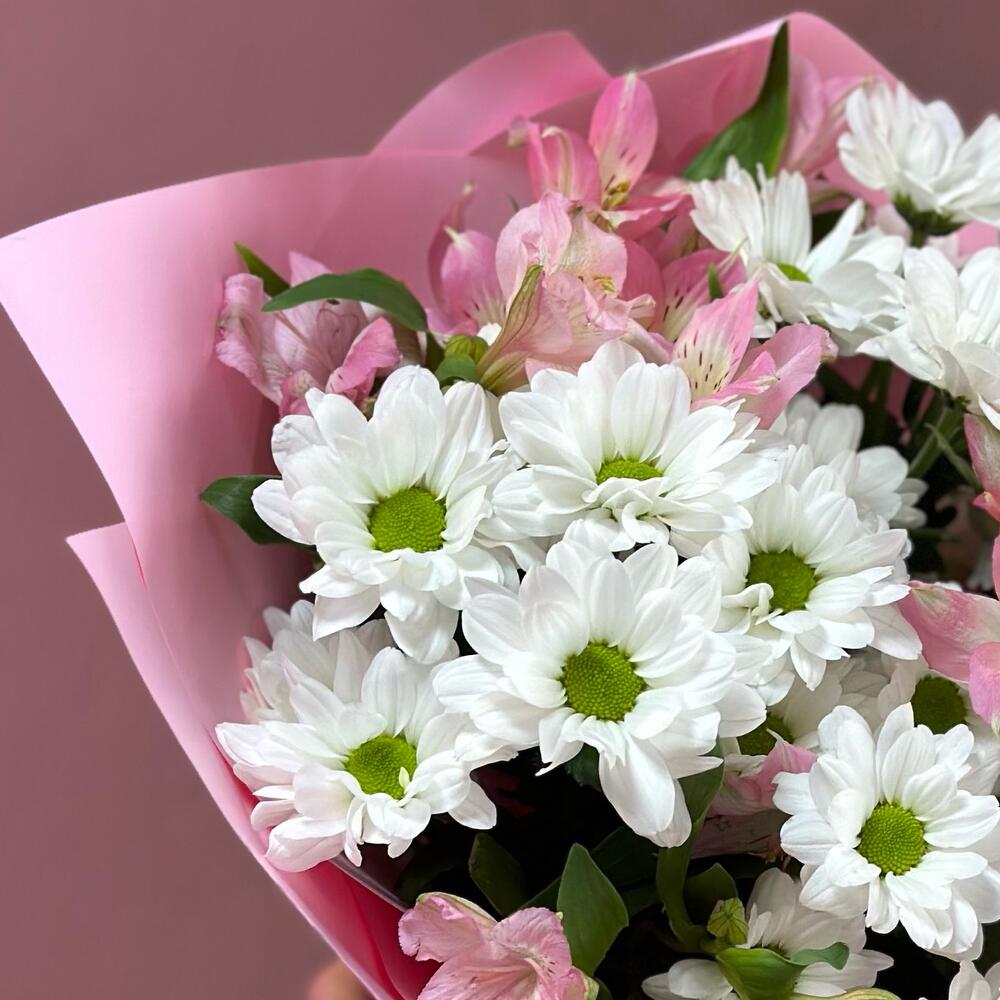 Букет «Поцелуй бабочки» нежность белых хризантем и розовых альстромерий Барыш Ульяновская область
