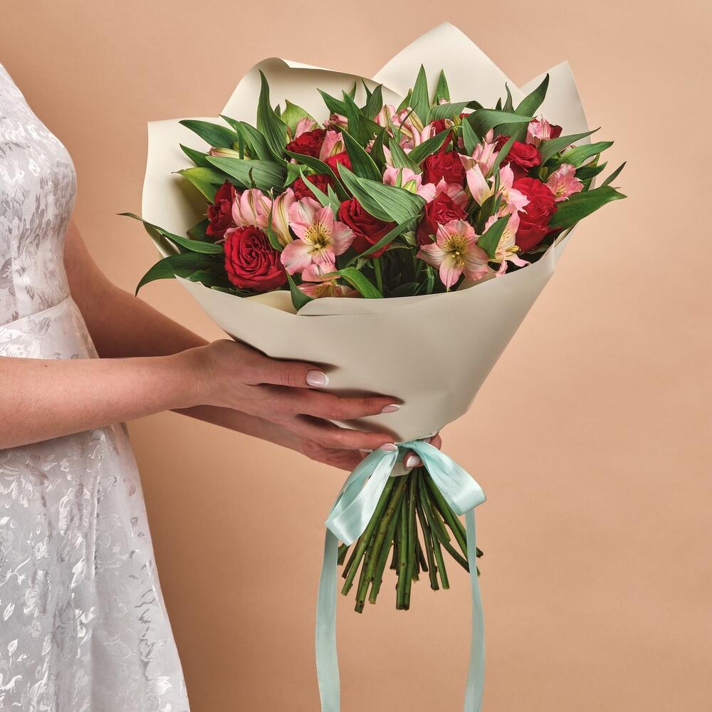 Букет «Нежность слов» — гармония красных роз и нежных альстромерий Барыш Ульяновская область